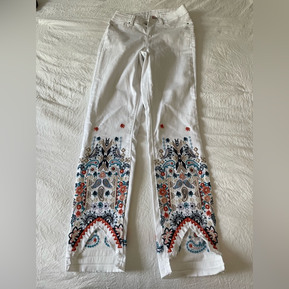 White crop pants with beautiful embroidery